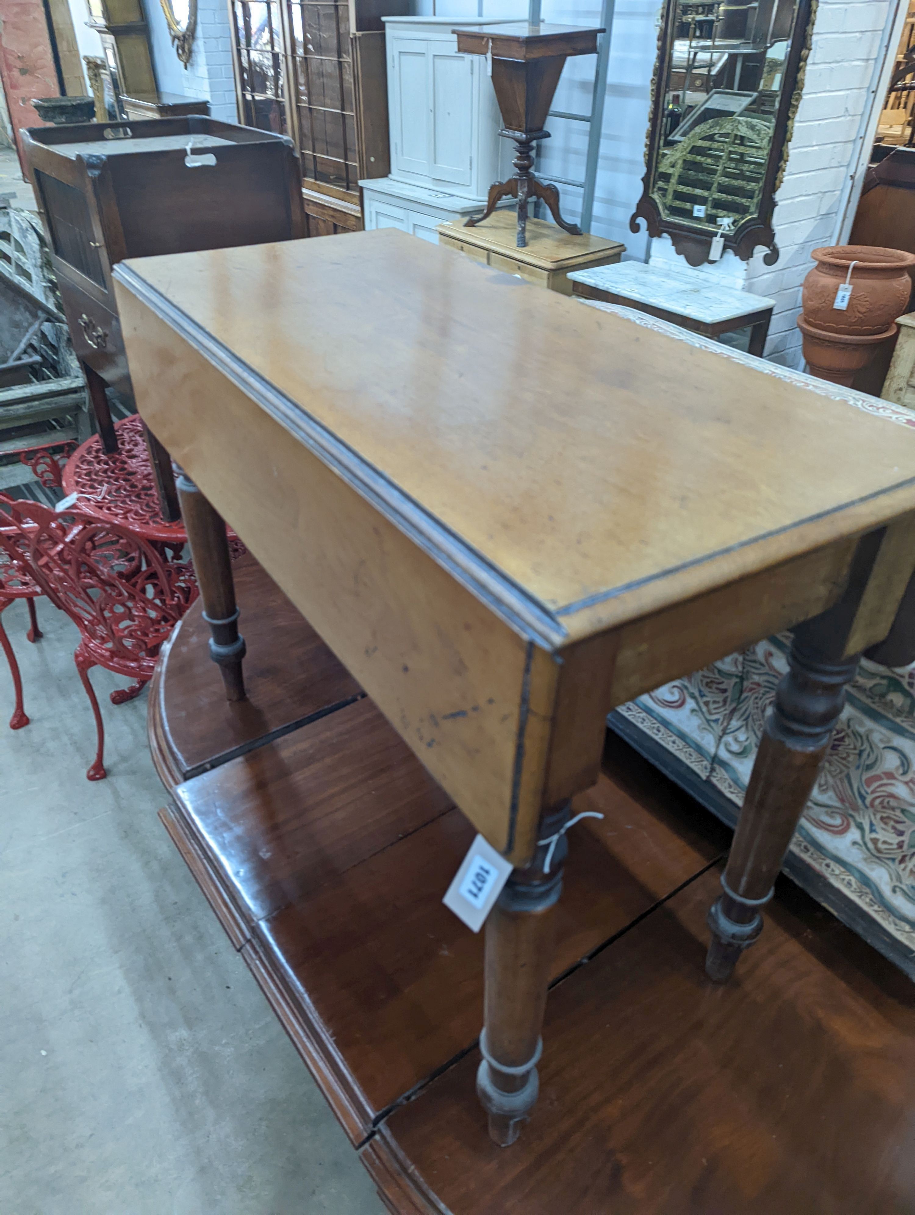 A Victorian Pembroke table, width 90cm, depth 40cm, height 69cm